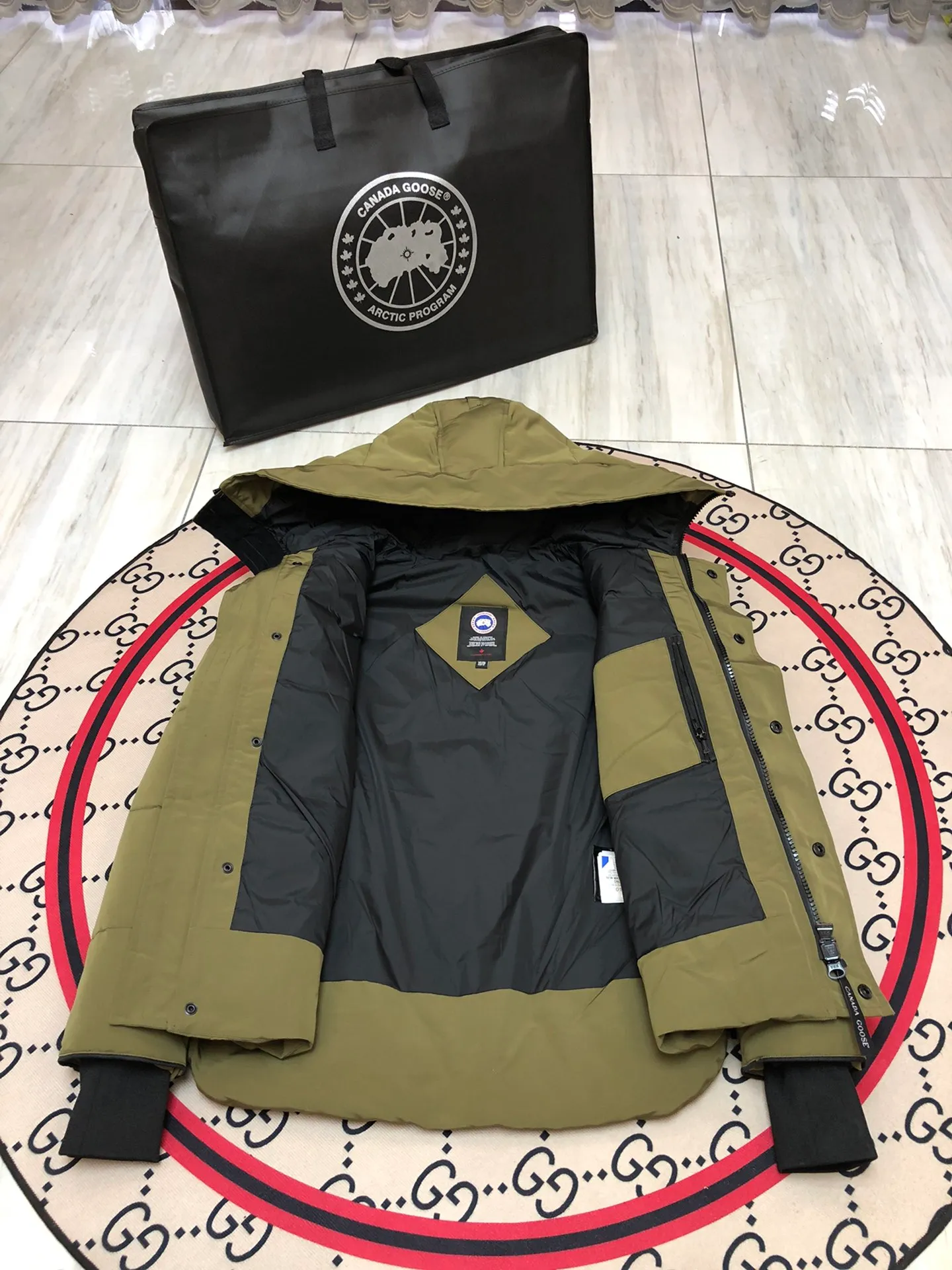 P640 Canada Goose MacMillan parka 17 styles for men and women, short style without fur collar, Arctic and Antarctic scientific expedition teams and others choose Canada Goose as their winter wear, the Rolls-Royce of down jackets. ➖ Industry-leading anti-counterfeiting chip sensing. ➖ Imported Behringer embroidery machines and customized embroidery labels, the highest level and industry leading. ➖ Imported Korean 21-count polyester-cotton blended original fabric, TC85 waterproof coated fabric, water-repellent, windproof and wear-resistant. ➖ The new national standard 80 white duck down is filled with an average of 520 grams of down. The amount of down filled is industry-leading. ➖ 100% nylon lining with double double-layer sealing design to prevent velvet running, and seamless thread design on the cuffs! ➖ Western Canadian Green Wolf Collar. ➖ Yoshida YKK provides original factory-customized electroplated sliders. YKK two-way lockable zippers are tight and smooth and do not peel off paint. ➖ 3M composite Velcro is durable and the accessories and hardware are all custom-made. Note: Our copywriting is only simple and clear. Instead of bragging about the copywriting, it is better to compare and understand with samples. Only for the purest goose, the most dedicated, the most professional, the highest quality, the highest cost performance! Color: green gray red off-white navy black SIZE: S-XXL [with size chart]